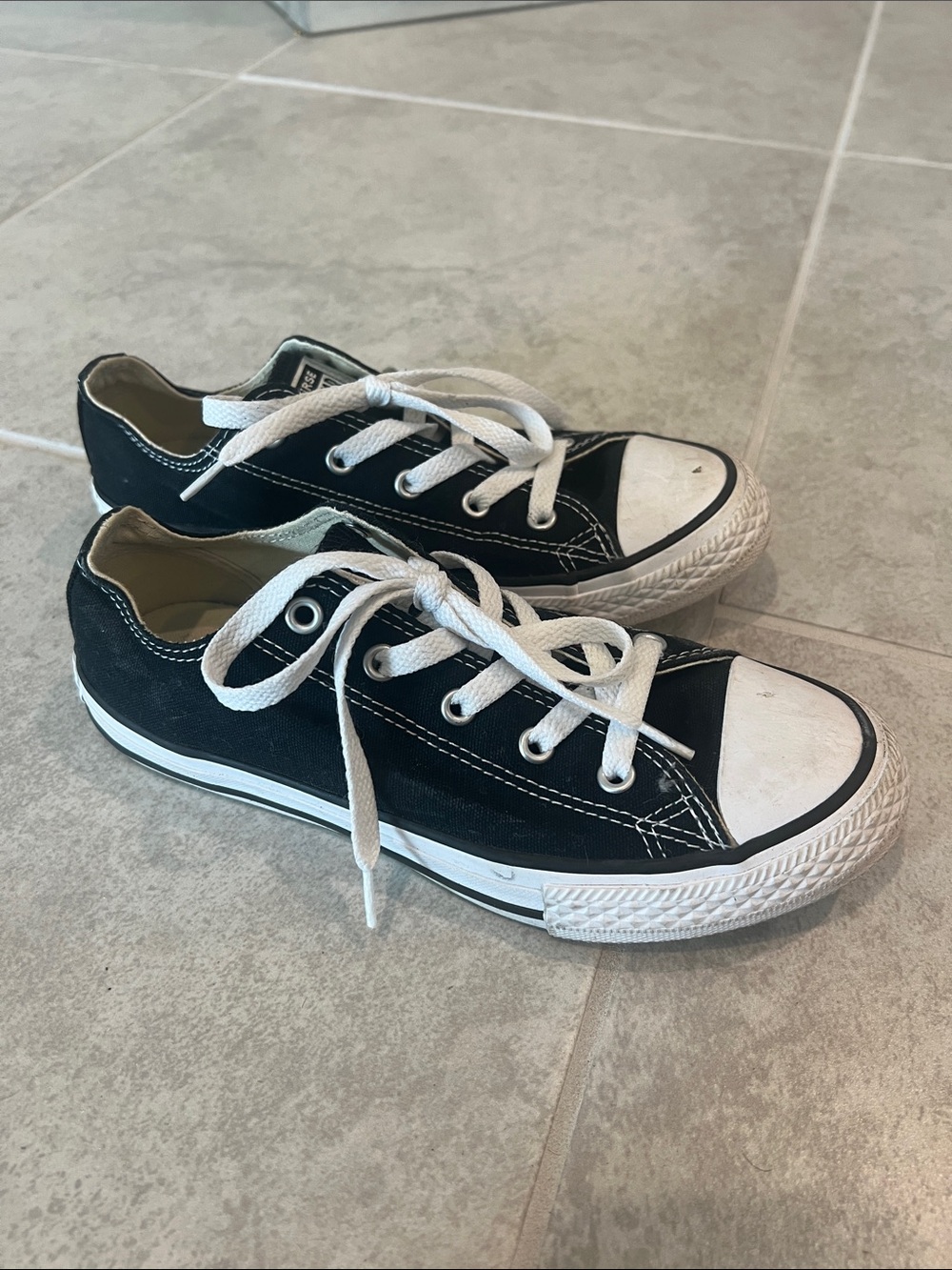 • Converse Kids Black and White Low Top Sneakers, size 3 •